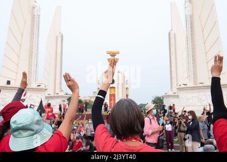 Bangkok, Thaïlande. 10th avril 2022. Zone du monument de la démocratie, avenue Ratchadamnoen, groupe anti-gouvernement de Bangkok se appelant ''Thalugaz'', a organisé une simulation funèbre avec des photos du Premier ministre général Prayut Chan-o-cha et commémorent le 12th anniversaire de la violente répression des manifestants de chemises rouges par le gouvernement à cette époque. (Credit image: © Teera Noisakran/Pacific Press via ZUMA Press Wire) Credit: ZUMA Press, Inc./Alamy Live News Banque D'Images