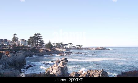 Rocky plage d'océan à l'état de choc, grandes vagues de mer s'écrasant sur la rive, Monterey 17 miles de route, côte californienne, États-Unis.Des éclaboussures dans Pacific Grove, promenade en bord de mer, parc au bord de l'eau. Banque D'Images
