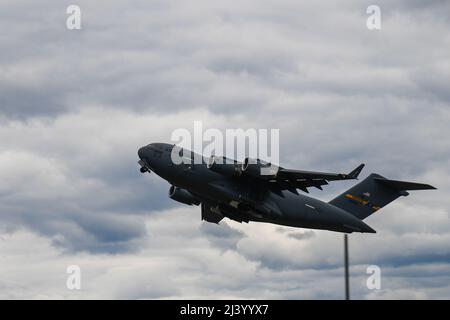 Un Boeing C-17 Globemaster III se produit au Titans of Flight Air Expo, joint base Charleston, Caroline du Sud, le 9 avril 2022. Le salon de l'aéronautique rend hommage à la puissance aérienne, depuis le premier inventaire militaire américain jusqu'aux avions modernes. (É.-U. Photo de la Force aérienne par le Senior Airman Jade Dubiel) Banque D'Images