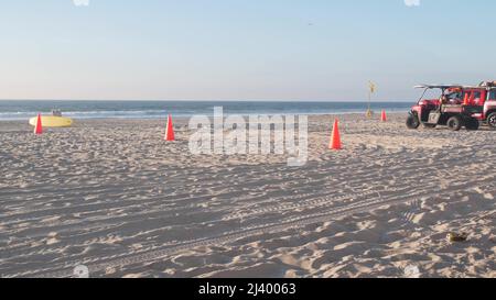 Pick-up rouge de maître-nageur, voiture de maître-nageur sur sable, California Ocean Beach États-Unis. Sauvetage pick up voiture sur la côte pour la sécurité de surf, sauvetage véhicule 911, ciel et vagues. Cinémagraphe sans couture. Banque D'Images