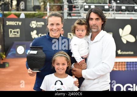 Bogota, Colombie. 10th avril 2022. Bogota, Colombie. 10th avril 2022. Tatjana Maria d'Allemagne pose pour une photo de sa famille après avoir remporté le match final contre le brésilien Laura Pigossi à la Copa Colsanitas du tournoi WTA à Bogota, Colombie, le 10 avril 2022. Photo par: Cristian Bayona/long Visual Press crédit: Long Visual Press/Alay Live News crédit: Long Visual Press/Alay Live News Banque D'Images