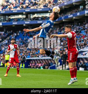 Barcelone, Espagne. 10th avril 2022. Javi Puado (haut) d'Espanyol dirige le ballon lors d'un match de la Liga entre le RCD Espanyol et le RC Celta à Cornella, Espagne, le 10 avril 2022. Crédit : Joan Gosa/Xinhua/Alay Live News Banque D'Images