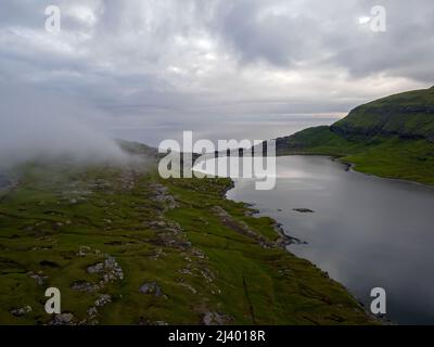 Belle vue aérienne cinématographique de la cascade de Bøsdalafossur et du lac Trælanípan - lagune magnifiques points de repère dans les îles Féroé Banque D'Images