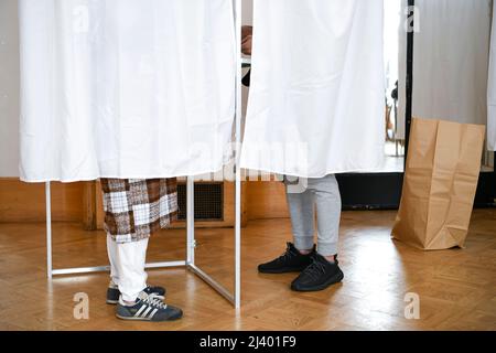 Paris, France. 10th avril 2022. Les électeurs français se dirigent vers les urnes pour voter pour le premier tour de l'élection présidentielle, pour élire leur nouveau président de la République. L'illustration montre les personnes qui votent au bureau de vote de Paris, France, le 10 avril 2022. Photo de Victor Joly/ABACAPRESS.COM crédit: Victor Joly/Alay Live News Banque D'Images