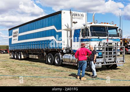 Trucks Australia / deux camionneurs australiens qui ont une discussion dans la ville minière de Clunes dans les années 1850 à Victoria en Australie. Banque D'Images