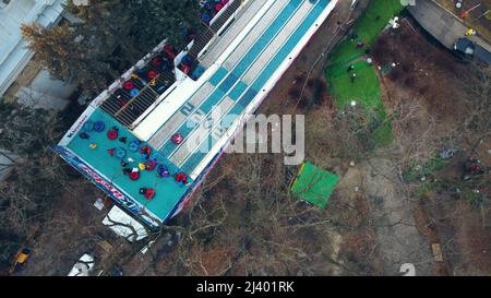 Les enfants descendent une colline de tubing de neige. Vue aérienne du Drone Banque D'Images