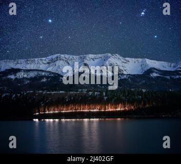 Chef Joseph Mountain sous un ciel nocturne, lac Wallowa, Oregon Banque D'Images