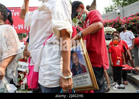 Bangkok, Thaïlande. 10th avril 2022. Les parents des victimes des meurtres du maillot rouge de 2010 tiennent des photos du défunt entre leurs mains. (Credit image: © Edirach Toumlamoon/Pacific Press via ZUMA Press Wire) Credit: ZUMA Press, Inc./Alamy Live News Banque D'Images