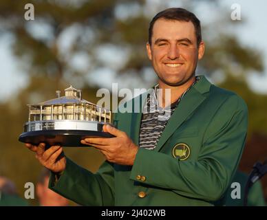 Augusta, États-Unis. 10th avril 2022. Scottie Scheffler, vainqueur du tournoi de golf Masters 2022, reçoit son trophée au Augusta National Golf Club à Augusta, Géorgie, le dimanche 10 avril 2022. Photo de Bob Strong/UPI crédit: UPI/Alay Live News Banque D'Images