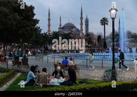 Istanbul, Turquie. 10 avril 2022 : les fidèles musulmans brisent leur jeûne et ont Iftar sur la place Sultanahmet, dans le mois Saint du Ramadan à Istanbul, Turquie, le dimanche 10 avril 2022. L'iftar, également connu sous le nom de futaor, est le repas du soir avec lequel les musulmans terminent leur ramadan quotidien rapide au coucher du soleil. Ils brisent leur jeûne au moment de l'appel à la prière pour la prière du soir. (Credit image: © Tolga Ildun/ZUMA Press Wire) Credit: ZUMA Press, Inc./Alamy Live News Banque D'Images