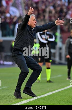 Rome, Italie. 10th avril 2022. L'entraîneur-chef de Rome, José Mourinho, gestuelle lors d'un match de football entre Roma et Salerntana à Rome, Italie, le 10 avril 2022. Crédit: Alberto Lingria/Xinhua/Alay Live News Banque D'Images