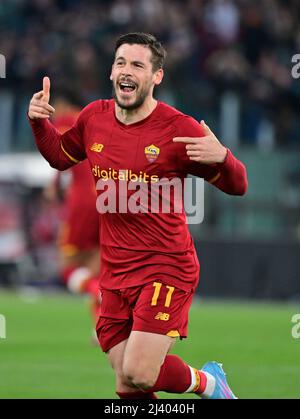 Rome, Italie. 10th avril 2022. Carles Perez de Roma célèbre son but lors d'un match de football de série A entre Roma et Salerntana à Rome, Italie, le 10 avril 2022. Crédit: Alberto Lingria/Xinhua/Alay Live News Banque D'Images