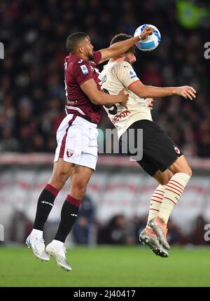Turin, Italie. 10th avril 2022. Olivier Giroud (R) d'AC Milan vie avec Bremer de Turin lors d'un match de football entre AC Milan et Turin à Turin, Italie, le 10 avril 2022. Credit: Daniele Mascolo/Xinhua/Alay Live News Banque D'Images