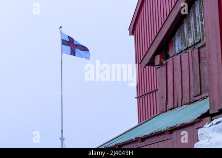 Vue sur la belle ville de Torshavan dans les îles Féroé et maisons colorées, et restaurants avec des couleurs vives et de l'herbe sur les toits à proximité Banque D'Images