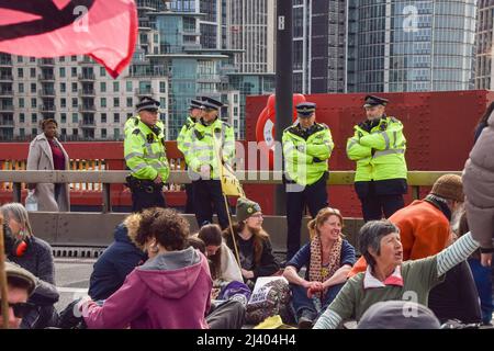 Londres, Angleterre, Royaume-Uni. 10th avril 2022. Les manifestants s'assoient et bloquent la circulation sur le pont Vauxhall. Extinction les manifestants de la rébellion poursuivent leur dernière campagne quotidienne, qui devrait durer plus d'une semaine, en appelant le gouvernement à mettre fin aux combustibles fossiles et à agir sur le changement climatique. (Image de crédit : © Vuk Valcic/ZUMA Press Wire) Banque D'Images