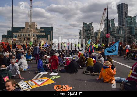 Londres, Angleterre, Royaume-Uni. 10th avril 2022. Les manifestants s'assoient et bloquent la circulation sur le pont Vauxhall. Extinction les manifestants de la rébellion poursuivent leur dernière campagne quotidienne, qui devrait durer plus d'une semaine, en appelant le gouvernement à mettre fin aux combustibles fossiles et à agir sur le changement climatique. (Image de crédit : © Vuk Valcic/ZUMA Press Wire) Banque D'Images