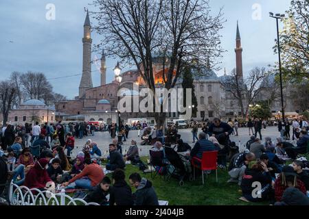 Istanbul, Turquie. 10 avril 2022 : les fidèles musulmans brisent leur jeûne et ont Iftar sur la place Sultanahmet, dans le mois Saint du Ramadan à Istanbul, Turquie, le dimanche 10 avril 2022. L'iftar, également connu sous le nom de futaor, est le repas du soir avec lequel les musulmans terminent leur ramadan quotidien rapide au coucher du soleil. Ils brisent leur jeûne au moment de l'appel à la prière pour la prière du soir. (Credit image: © Tolga Ildun/ZUMA Press Wire) Credit: ZUMA Press, Inc./Alamy Live News Banque D'Images