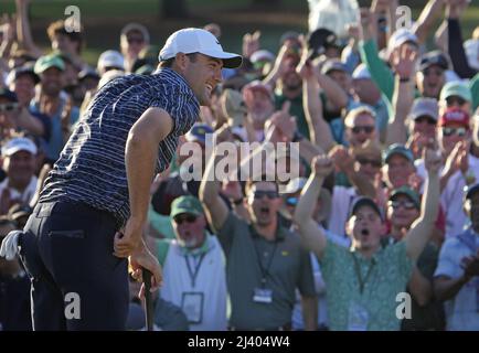 Augusta, États-Unis. 10th avril 2022. Scottie Scheffler célèbre le dix-huitième green après avoir remporté le tournoi de Masters au Augusta National Golf Club à Augusta, Géorgie, le dimanche 10 avril 2022. Photo de Bob Strong/UPI crédit: UPI/Alay Live News Banque D'Images