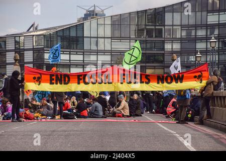 Londres, Angleterre, Royaume-Uni. 10th avril 2022. Des manifestants bloquent la circulation sur le pont de Lambeth. Extinction les manifestants de la rébellion poursuivent leur dernière campagne quotidienne, qui devrait durer plus d'une semaine, en appelant le gouvernement à mettre fin aux combustibles fossiles et à agir sur le changement climatique. (Image de crédit : © Vuk Valcic/ZUMA Press Wire) Banque D'Images