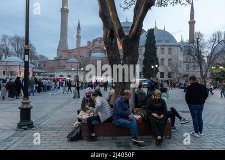 Istanbul, Turquie. 10 avril 2022 : les fidèles musulmans brisent leur jeûne et ont Iftar sur la place Sultanahmet, dans le mois Saint du Ramadan à Istanbul, Turquie, le dimanche 10 avril 2022. L'iftar, également connu sous le nom de futaor, est le repas du soir avec lequel les musulmans terminent leur ramadan quotidien rapide au coucher du soleil. Ils brisent leur jeûne au moment de l'appel à la prière pour la prière du soir. (Credit image: © Tolga Ildun/ZUMA Press Wire) Credit: ZUMA Press, Inc./Alamy Live News Banque D'Images