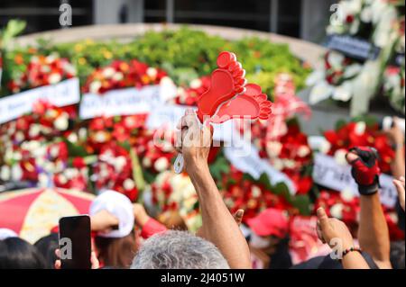 Bangkok, Bangkok, Thaïlande. 10th avril 2022. Les pieds les Crappers et les Crappers de coeur, symbole du mouvement des chemises rouges en 2009-2010. (Credit image: © Edirach Toumlamoon/Pacific Press via ZUMA Press Wire) Credit: ZUMA Press, Inc./Alamy Live News Banque D'Images