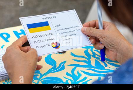 Chiang Mai, Thaïlande. 10th avril 2022. Le militant thaïlandais tient une carte postale pendant le rallye. Des militants se sont rassemblés à la porte de Tha Phae à Chiang Mai, en solidarité avec les civils ukrainiens et pour protester contre les troupes russes envahissant le pays. (Photo de Pongmanat Tasiri/SOPA Images/Sipa USA) crédit: SIPA USA/Alay Live News Banque D'Images