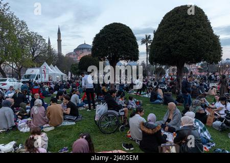 Istanbul, Turquie. 10 avril 2022 : les fidèles musulmans brisent leur jeûne et ont Iftar sur la place Sultanahmet, dans le mois Saint du Ramadan à Istanbul, Turquie, le dimanche 10 avril 2022. L'iftar, également connu sous le nom de futaor, est le repas du soir avec lequel les musulmans terminent leur ramadan quotidien rapide au coucher du soleil. Ils brisent leur jeûne au moment de l'appel à la prière pour la prière du soir. (Credit image: © Tolga Ildun/ZUMA Press Wire) Credit: ZUMA Press, Inc./Alamy Live News Banque D'Images