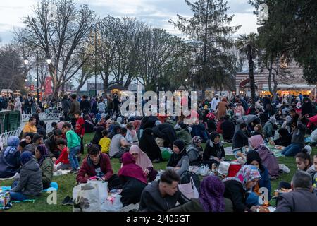 Istanbul, Turquie. 10 avril 2022 : les fidèles musulmans brisent leur jeûne et ont Iftar sur la place Sultanahmet, dans le mois Saint du Ramadan à Istanbul, Turquie, le dimanche 10 avril 2022. L'iftar, également connu sous le nom de futaor, est le repas du soir avec lequel les musulmans terminent leur ramadan quotidien rapide au coucher du soleil. Ils brisent leur jeûne au moment de l'appel à la prière pour la prière du soir. (Credit image: © Tolga Ildun/ZUMA Press Wire) Credit: ZUMA Press, Inc./Alamy Live News Banque D'Images