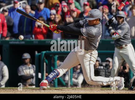 Washington, États-Unis. 10th avril 2022. WASHINGTON, DC - 10 AVRIL : les ressortissants de Washington ont laissé Juan Soto (22) à la chauve-souris lors d'un match de MLB entre les ressortissants de Washington et les mets de New York, le 10 avril 2022, à Nationals Park, à Washington, CC. (Photo de Tony Quinn/SipaUSA) crédit: SIPA USA/Alay Live News Banque D'Images