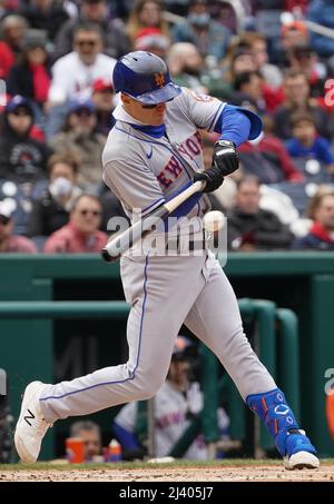 Washington, États-Unis. 10th avril 2022. WASHINGTON, DC - 10 AVRIL : les mets de New York ont quitté le terrain Mark Canha (19) à la chauve-souris lors d'un match de MLB entre les nationaux de Washington et les mets de New York, le 10 avril 2022, à Nationals Park, à Washington, CC. (Photo de Tony Quinn/SipaUSA) crédit: SIPA USA/Alay Live News Banque D'Images