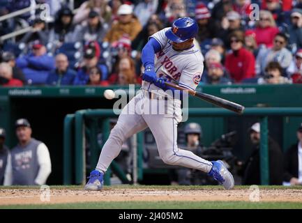 Washington, États-Unis. 10th avril 2022. WASHINGTON, DC - AVRIL 10 : le troisième joueur de New York mets Eduardo Escobar (10) prêt à frapper lors d'un match de MLB entre les nationaux de Washington et les mets de New York, le 10 avril 2022, à Nationals Park, à Washington, CC. (Photo de Tony Quinn/SipaUSA) crédit: SIPA USA/Alay Live News Banque D'Images