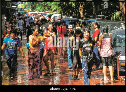 Bangkok, Thaïlande, avril 2006. Thaïlandais appréciant le festival de l'eau près de Khaosan Road. Bangkok célèbre Songkran, le nouvel an thaïlandais. Songkran est dans la période la plus chaude de l'année en Thaïlande, à la fin de la saison sèche et fournit une excuse pour les gens de se rafraîchir dans les combats amicaux d'eau qui ont lieu dans tout le pays. Crédit : Kraig Lieb Banque D'Images