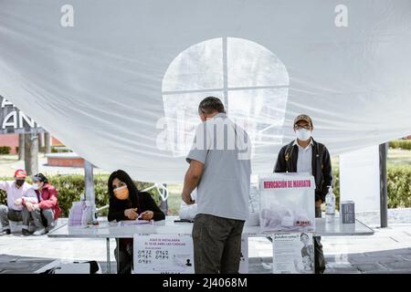 Les citoyens vont aux urnes pour voter dans la consultation des citoyens pour la révocation du mandat du Président du Mexique, Andres Manuel Lopez Obrador (A Banque D'Images