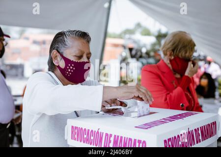 Les citoyens vont aux urnes pour voter dans la consultation des citoyens pour la révocation du mandat du Président du Mexique, Andres Manuel Lopez Obrador (A Banque D'Images