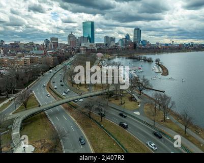 Panorama aérien du centre-ville de Boston, l'Esplanade de la rivière Charles, Back Bay, lagon Storrow, Beacon Hill, avec un ciel nuageux spectaculaire l'après-midi Banque D'Images