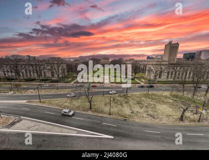 MIT campus avec coucher de soleil spectaculaire ciel coloré à Boston Banque D'Images