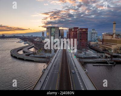 Vue aérienne au coucher du soleil sur Memorial Drive et main Street, près du campus du MIT à Cambridge, Massachusetts, avec des nuages spectaculaires Banque D'Images