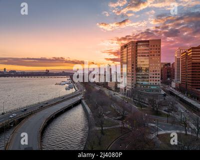 Vue aérienne au coucher du soleil sur Memorial Drive et main Street, près du campus du MIT à Cambridge, Massachusetts, avec des nuages spectaculaires Banque D'Images