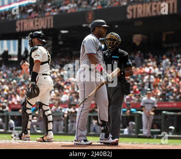 San Francisco, États-Unis. Avril 10 2022 San Francisco CA, États-Unis Miami premier baseman Jesus Aguilar(99) en désaccord avec l'appel de strikeout de l'arbitre pendant le match MLB entre les Marlins de Miami et les Giants de San Francisco dans le jeu 3. Les Giants ont battu les Marlins 3-2 à Oracle Park San Francisco Calif. Thurman James/CSM crédit: CAL Sport Media/Alay Live News Banque D'Images