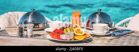 Table de petit déjeuner de vacances au restaurant de luxe ou dans la chambre d'hôtel bannière panoramique. Croisière romantique lune de miel voyage vacances aux Maldives ou Tahiti Banque D'Images