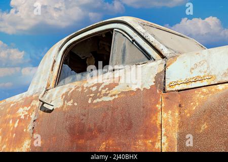 Cars Australia / Old Rusty FJ Holden Utility dans la ville minière de Clunes dans les années 1850, dans Victoria Australie. Banque D'Images