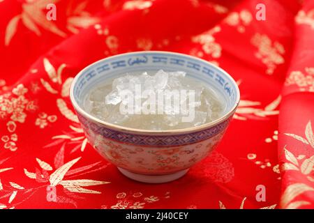 Soupe de Nest d'oiseau, cuisine asiatique pour un corps sain, riche en collagène. Concept Chinois rouge Banque D'Images