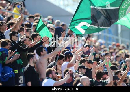 Reggio Emilia, Italie. 10th avril 2022. Fans de US SASSUOLO pendant la série Un match entre US Sassuolo et Atalanta BC au Mapei Stadium-Citta del Tricolor le 10 avril 2022 à Reggio Emilia, Italie. Crédit : Agence photo indépendante/Alamy Live News Banque D'Images