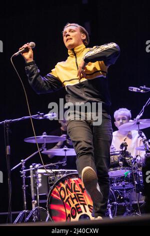 Assago Milan Italie. 10 avril 2022. Le groupe indé-pop anglais SEULEMENT LES POÈTES se produit au Forum de Mediolanum ouvrant le spectacle de Luis Tomlinson. Banque D'Images