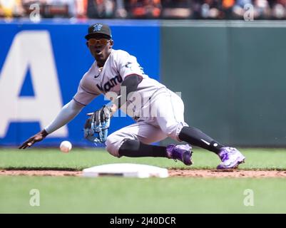 San Francisco, États-Unis. Avril 10 2022 San Francisco CA, États-Unis Miami second baseman Jazz Chisholm Jr. (2) fait un jeu à la deuxième base pendant le match MLB entre les Miami Marlins et les San Francisco Giants dans le jeu 3. Les Giants ont battu les Marlins 3-2 à Oracle Park San Francisco Calif. Thurman James/CSM crédit: CAL Sport Media/Alay Live News Banque D'Images