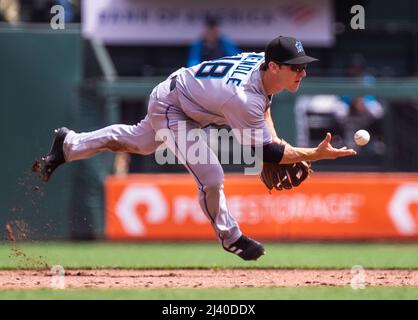 San Francisco, États-Unis. Avril 10 2022 San Francisco CA, États-Unis Miami troisième joueur Joey Wendle (18) lancer le ballon à la deuxième base pour faire un jeu d'infield pendant le jeu MLB entre les Marlins de Miami et les Giants de San Francisco dans le jeu 3. Les Giants ont battu les Marlins 3-2 à Oracle Park San Francisco Calif. Thurman James/CSM crédit: CAL Sport Media/Alay Live News Banque D'Images