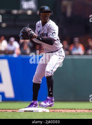 San Francisco, États-Unis. Avril 10 2022 San Francisco CA, États-Unis Miami second baseman Jazz Chisholm Jr. (2) fait un jeu à la deuxième base pendant le match MLB entre les Miami Marlins et les San Francisco Giants dans le jeu 3. Les Giants ont battu les Marlins 3-2 à Oracle Park San Francisco Calif. Thurman James/CSM crédit: CAL Sport Media/Alay Live News Banque D'Images