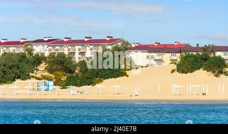 travaux sur la plage de sable de l'hôtel en dehors de la saison Banque D'Images