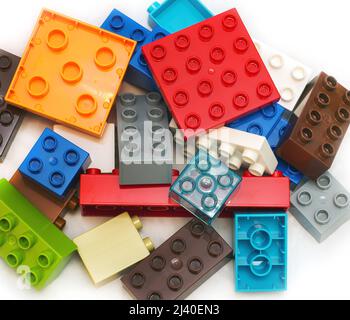 2021: Pile de blocs de construction Lego sur blanc Banque D'Images