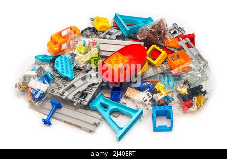 2021: Pile de blocs de construction Lego sur blanc Banque D'Images